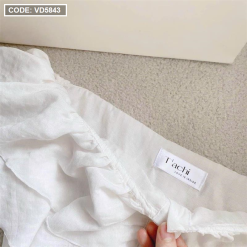 Sét áo trắng trễ vai tay loe + chân váy jean túi hộp - VD5843