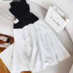 Sét áo đen xẻ tà khoét lưng + chân váy midi xoè - VD5845