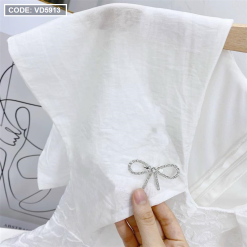 Đầm trắng gấm hoa nổi cổ thuỷ thủ đính đá nơ - VD5913