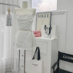 Đầm ống trắng lụa xếp ly ngực kèm belt xích - VD5925