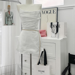 Đầm ống trắng lụa xếp ly ngực kèm belt xích - VD5925