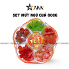 Hộp Quà Tết Set Mứt Ngũ Vị Bông Mai 800g (Ó Mai Đào Hồng, Ó Mai Đào Bố, Kiwi Sấy Dẻo, Ó Mai Mận Cơm, Xoài Sấy Dẻo) - Hộp Bông Mai Hộp Quà Tết 2026 - 8936208933692