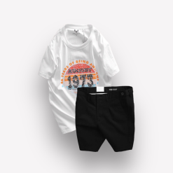 Set Bộ Nam Quần Short Kaki Phối Cúc Áo Thun Cổ Tròn In 1973 - SBN091