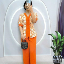 Đồ bộ quần dài trơn áo cổ chữ V in hoạ tiết bông - DBO4200