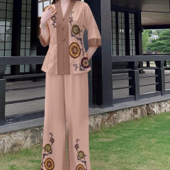 Đồ bộ quần dài trơn áo cổ chữ V có nút in hoạ tiết - DBO4236