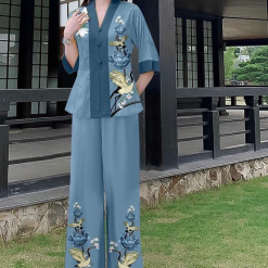 Đồ bộ quần dài trơn áo cổ chữ V có nút in hoạ tiết - DBO4236