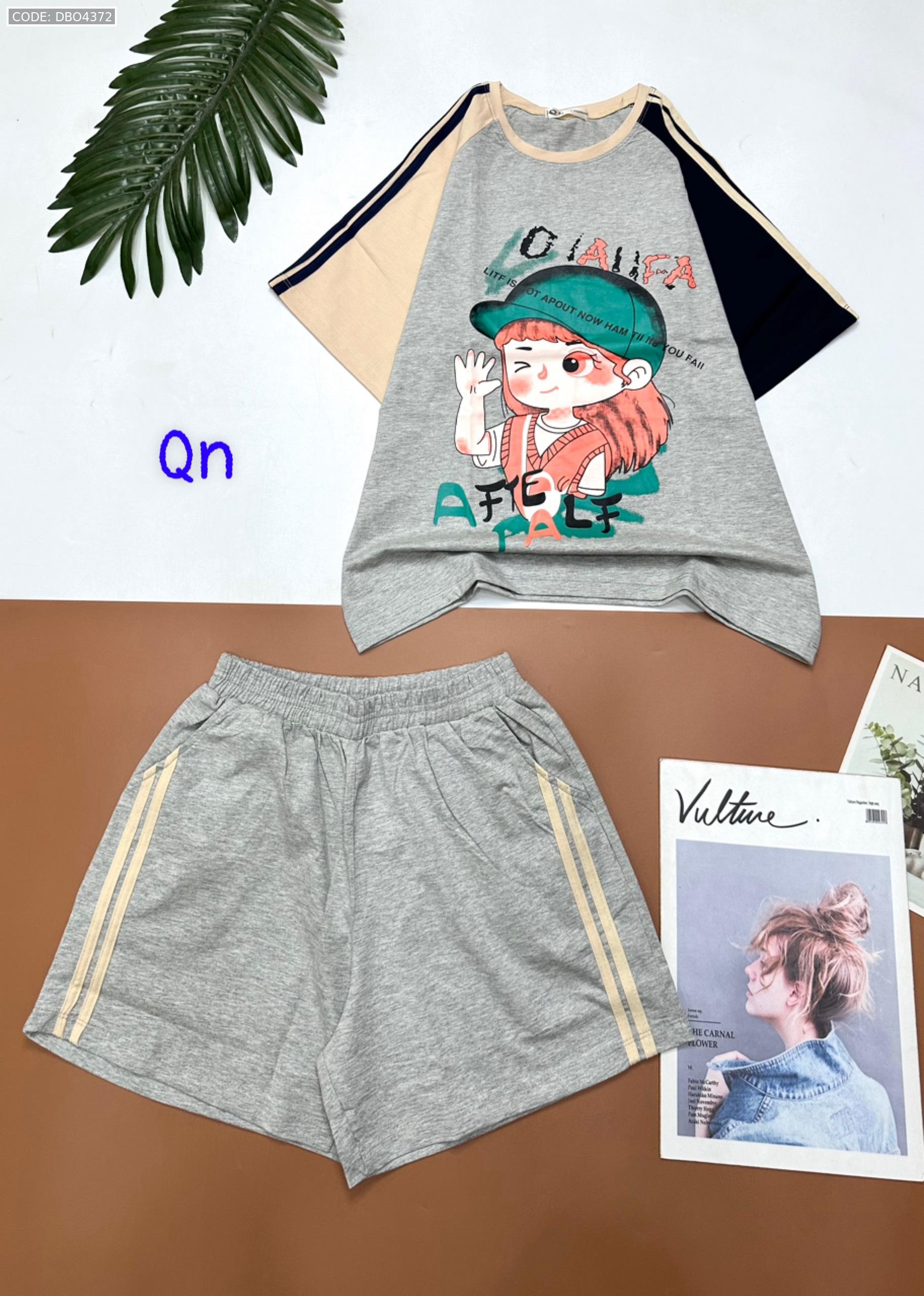 Đồ bộ quần đùi áo tay ngắn in hình bé đội nón Đồ bộ quần đùi áo tay ngắn in hình bé đội nón - DBO4372