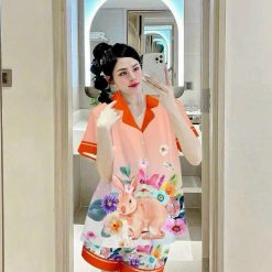 Đồ bộ satin mặc nhà quần đùi áo tay ngắn cổ bẻ in hình - DBO4428