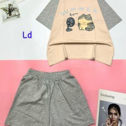 Đồ bộ quần đùi áo tay ngắn in hình chú mèo ngồi quạt - DBO4464