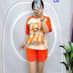 Đồ bộ quần đùi áo tay ngắn in nhiều chữ trên áo - DBO4484