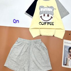 Đồ bộ quần đùi áo tay ngắn in hình mặt cười đội nón chữ coffee - DBO4502