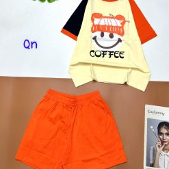 Đồ bộ quần đùi áo tay ngắn in hình mặt cười đội nón chữ coffee - DBO4502