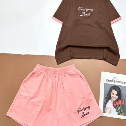 Đồ bộ thun nữ quần đùi cùng màu viền áo thêu chữ dirrest - DBO4592