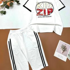 Đồ bộ quần lửng hai sọc áo tay ngắn in chữ KIDZIP - DBO4595