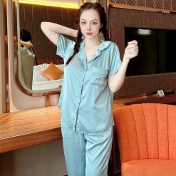 Đồ bộ satin trơn quần lửng áo 2 sơ mi có túi trước may viền - DBO4601