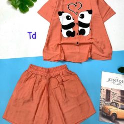 Đồ bộ quần đùi áo sơ mi tay ngắn cổ bẻ hình hai chú gấu - DBO4649