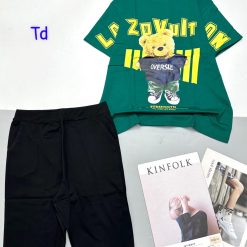 Đồ bộ quần lửng đen áo tay ngắn in hình gấu đeo giầy - DBO4750