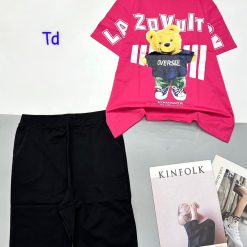 Đồ bộ quần lửng đen áo tay ngắn in hình gấu đeo giầy - DBO4750