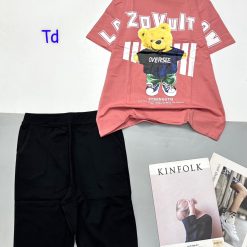 Đồ bộ quần lửng đen áo tay ngắn in hình gấu đeo giầy - DBO4750