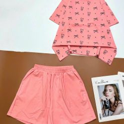đồ bộ quần đùi áo tay ngắn in nhiều nơ và chữ - DBO4761