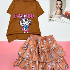 đồ bộ áo thun borip chân váy vải gió nhăn in hình chữ LABUBU - DBO4951