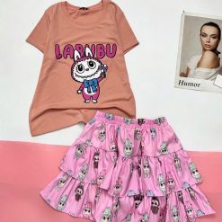đồ bộ áo thun borip chân váy vải gió nhăn in hình chữ LABUBU - DBO4951
