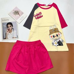 Đồ bộ quần đùi cùng màu tay áo bên phải áo tay ngắn tay 2 màu labubu - DBO5009