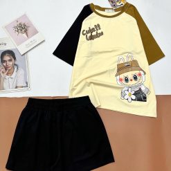 Đồ bộ quần đùi cùng màu tay áo bên phải áo tay ngắn tay 2 màu labubu - DBO5009