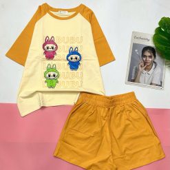 Đồ bộ quần đùi áo tay ngắn in hình 3 bé labubu - DBO5025