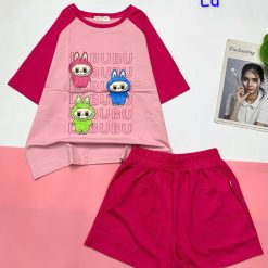 Đồ bộ quần đùi áo tay ngắn in hình 3 bé labubu - DBO5025