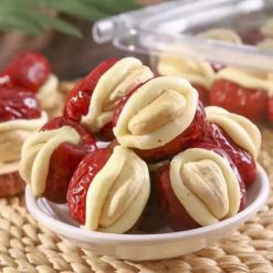 Kẹo Táo Đỏ Kẹp Sữa Lạc Đà Nhân Hạt Điều Paofu 300g - 6971153692821