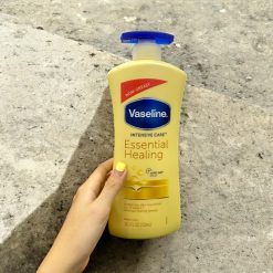 Sữa Dưỡng Thể Vaseline Intensive Care Essential Healing Màu Vàng 725ml - Hàng Xách Tay - 8901030912955