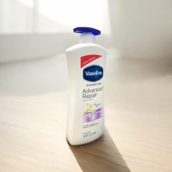 Sữa Dưỡng Thể Vaseline Intensive Care Advanced Repair Màu Trắng 725ml - Hàng Xách Tay - 8901030913006