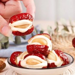 Táo Đỏ Kẹp Hạt Điều Túi Zip 300g - TDKHDTZ300