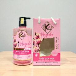 Sữa Tắm Kina Hương Nước Hoa Mộc Lan 900ml - Hỗ Trợ Cấp Ẩm Dưỡng Sáng Da Mịn Màng - Tặng Kèm 1 Bông Tắm - 8938527651271