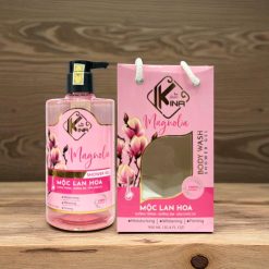 Sữa Tắm Kina Hương Nước Hoa Mộc Lan 900ml - Hỗ Trợ Cấp Ẩm Dưỡng Sáng Da Mịn Màng - Tặng Kèm 1 Bông Tắm - 8938527651271