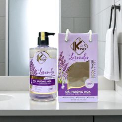 Sữa Tắm Kina Hương Nước Hoa Oải Hương 900ml - Hỗ Trợ Cấp Ẩm Dưỡng Sáng Da Mịn Màng - Tặng Kèm 1 Bông Tắm - 8938527651264