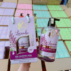 Sữa Tắm Kina Hương Nước Hoa Oải Hương 900ml - Hỗ Trợ Cấp Ẩm Dưỡng Sáng Da Mịn Màng - Tặng Kèm 1 Bông Tắm - 8938527651264