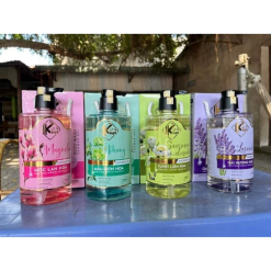 Sữa Tắm Kina Hương Nước Hoa Mẫu Đơn 900ml - Hỗ Trợ Cấp Ẩm Dưỡng Sáng Da Mịn Màng - Tặng Kèm 1 Bông Tắm - 8938527651295