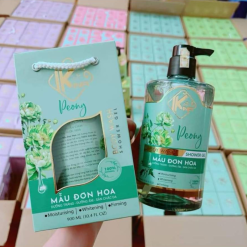 Sữa Tắm Kina Hương Nước Hoa Mẫu Đơn 900ml - Hỗ Trợ Cấp Ẩm Dưỡng Sáng Da Mịn Màng - Tặng Kèm 1 Bông Tắm - 8938527651295