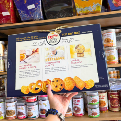 Bánh Danisa Gold Hộp Thiếc - Bánh Quy Bơ Danisa Bản Limitied Edition 992g/Hộp (1 Hộp Thiếc x 908g + 1 Lon Thiếc Có Phát Nhạc 84g) - 8996001303474