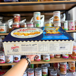 Bánh Danisa Gold Hộp Thiếc - Bánh Quy Bơ Danisa Bản Limitied Edition 992g/Hộp (1 Hộp Thiếc x 908g + 1 Lon Thiếc Có Phát Nhạc 84g) - 8996001303474