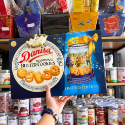 Bánh Danisa Gold Hộp Thiếc - Bánh Quy Bơ Danisa Bản Limitied Edition 992g/Hộp (1 Hộp Thiếc x 908g + 1 Lon Thiếc Có Phát Nhạc 84g) - 8996001303474