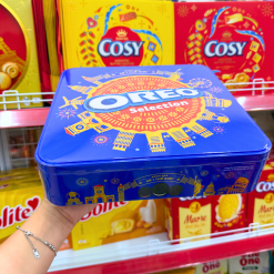 Bánh Quy Oreo (Vị Kem Socola, Vani, Dâu) - Bánh Quy Sữa Oreo - Bánh Kinh Đô Oreo Hộp Thiếc 393,75g (15 Gói x 26,25g) - Kèm Túi - 8934680115711