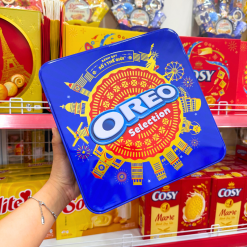 Bánh Quy Oreo (Vị Kem Socola, Vani, Dâu) - Bánh Quy Sữa Oreo - Bánh Kinh Đô Oreo Hộp Thiếc 393,75g (15 Gói x 26,25g) - Kèm Túi - 8934680115711