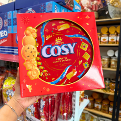 Bánh Cosy Quy Bơ Thập Cẩm Vị Socola - Bánh Kinh Đô Cosy Socola Hộp Thiếc Tròn Đỏ 390g - Kèm Túi - 8934680025560