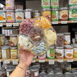 Hộp Quà Tết Set Mứt Lục Vị Bông Mai (Khoai Lang, Gừng, Hạt Sen, Bí, Kẹo Dâu Tây) - Hộp Bông Mai Hộp Quà Tết 2026 - MLVBM