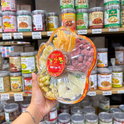 Hộp Quà Tết Set Mứt Lục Vị Bông Mai (Khoai Lang, Gừng, Hạt Sen, Bí, Kẹo Dâu Tây) - Hộp Bông Mai Hộp Quà Tết 2026 - MLVBM