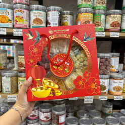 Hộp Quà Tết Set Mứt Lục Vị Bông Mai (Khoai Lang, Gừng, Hạt Sen, Bí, Kẹo Dâu Tây) - Hộp Bông Mai Hộp Quà Tết 2026 Kèm Túi - MLVBMKT