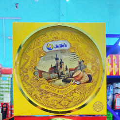 Bánh Quy JULIE'S Nhân Bơ Đậu Phộng Hộp Thiếc Phong Cảnh 306g - Hộp Màu Vàng - BQJNBDPHMV